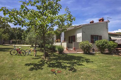 Ferienhaus mit Montagepool und schönem Garten