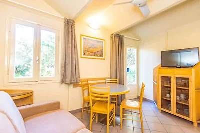 Villa mit Klimaanlage, Pool und Terrasse