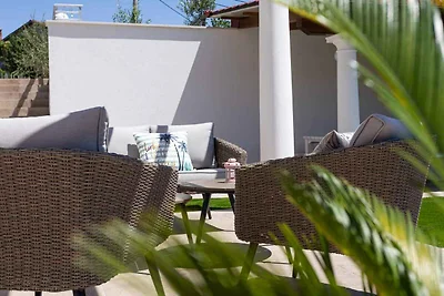 Villa mit Pool und Garten