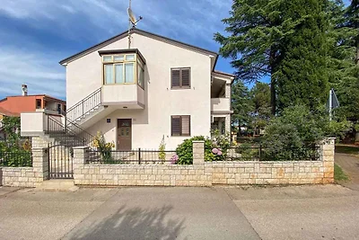 Ferienwohnung mit Terrasse mit Tisch und Stüh