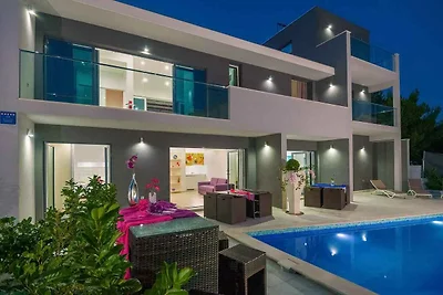 Exklusive Villa Martinis in Rogoznica mit Mee