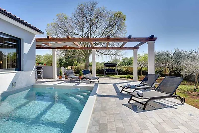 Villa mit Pool, Sonnenterrasse und WLAN