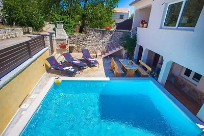 Ferienhaus mit Pool und umzäuntem Garten