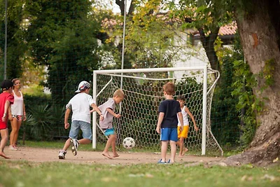 Bungalow Fitnessraum und Tennisplatz