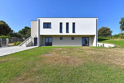 Villa mit Swimmingpool und grossem Garten