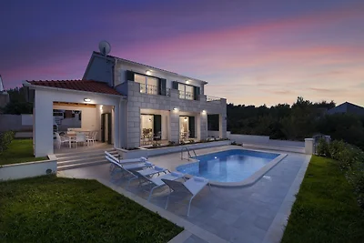 Villa mit Meerblick und Pool