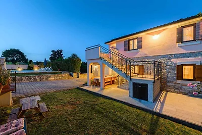 Villa mit Pool und Garten