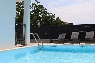 Villa mit Klimaanlage und Aussenpool