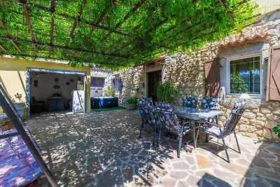 Ferienhaus mit Terrasse und Whirlpool