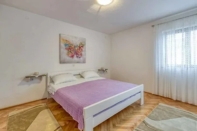 Einfach eingerichtetes Apartment mit 2 Schlaf