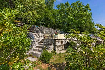 Villa mit Swimmingpool und Sonnenterrasse mit