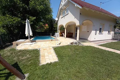 Ferienhaus mit Pool und Gartendusche
