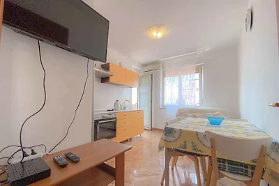 Ferienwohnung ein Balkon mit Möbeln und mit