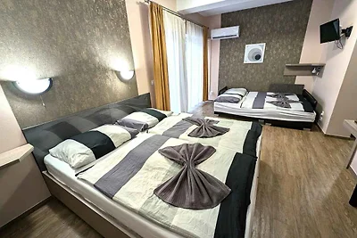 Ferienhaus mit Pool und Whirlpool nur 100 m v