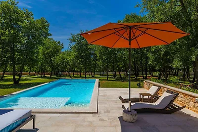 Villa mit Pool und grosszügigem Grundstück