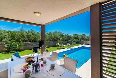 Villa mit Swimmingpool und gepflegtem Garten