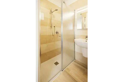Ferienwohnung mit Seeblick und Pool