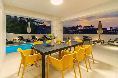 Villa mit Pool und Klimaanlage