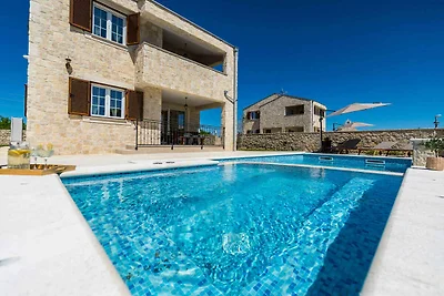 Ferienhaus mit Pool und Klimaanlage