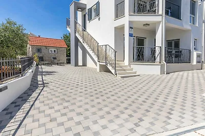 Gemütliches Ferienhaus Lonamare in Rogoznica 