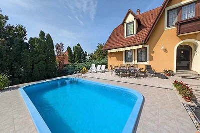 Ferienhaus mit Aussenpool, Grill und grossem