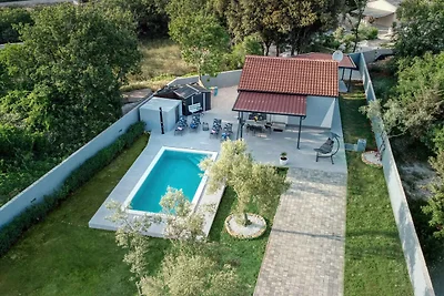 Ferienhaus mit Swimmingpool in Strandnähe