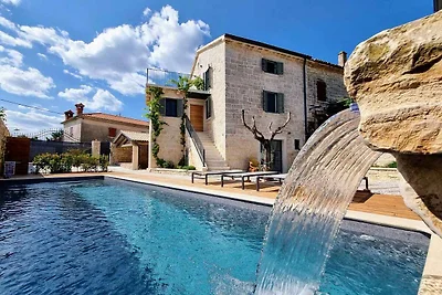 Villa mit Pool und Klima