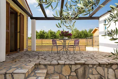 Ferienhaus mit Pool und Grill