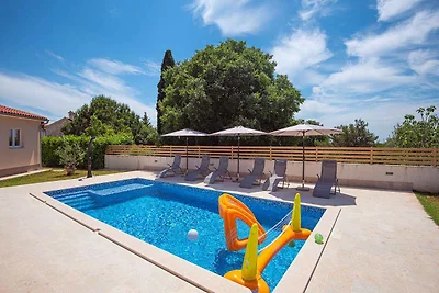 Villa mit Swimmingpool und grosser Terrasse