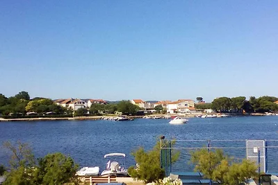 Ferienhaus mit Garten und Klimaanlage
