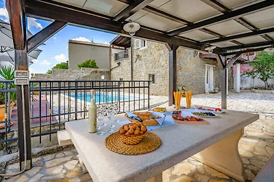 Villa mit Pool und Garten