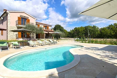 Villa mit Swimmingpool, Kinderspielplatz und