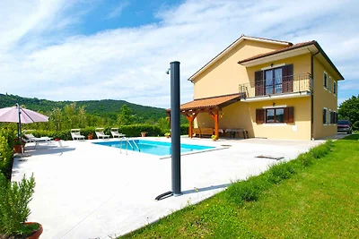 Villa mit Swimmingpool und Spielfeld