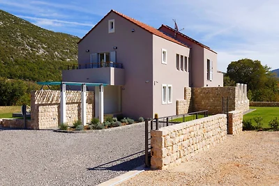 Villa mit Aussenpool