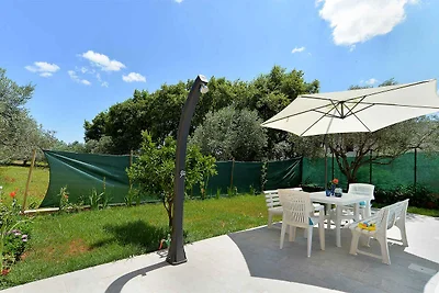 Villa mit Swimmingpool und Sonnenterrasse