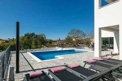 Luxusvilla mit Pool und Strandnähe im ruhigen