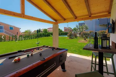 Villa mit Pool, Jacuzzi und Spielfeld