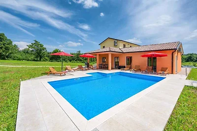 Ferienhaus mit Pool in ruhiger Lage