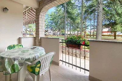 Ferienwohnung mit Terrasse mit Tisch und Stüh