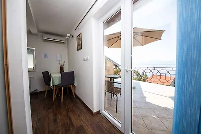 Ferienwohnung mit Swimmingpool und Meerblick