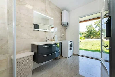 Ferienhaus mit Pool und Tennisplatz