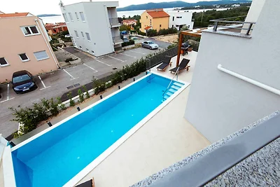 Ferienhaus mit Pool und Meerblick