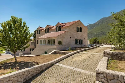 Villa mit Aussenpool