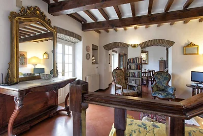 Villa umgeben von Olivenhainen und Pinienwald