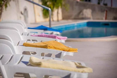 Ferienwohnung mit Pool und Meerblick