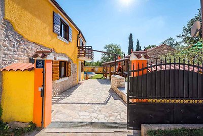 Ferienhaus mit Pool, Pavillon und
