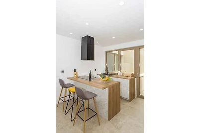 Ferienhaus mit Pool, Balkon und Grill