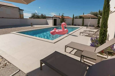 Villa mit Swimmingpool und Grill