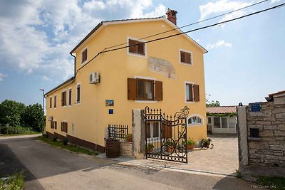 Ferienwohnung mit Pool und Spielplatz