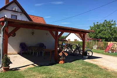 Ferienhaus mit Aussenpool und Garten